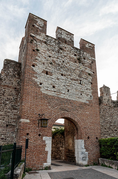 Centro storico: Cortina muraria urbana mit der Porta Nuova Lazise