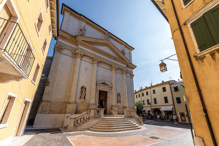 Centro storico: Piazzetta Don Giovanni Agostini - Chiesa dei Santi Zenone e Martino Lazise