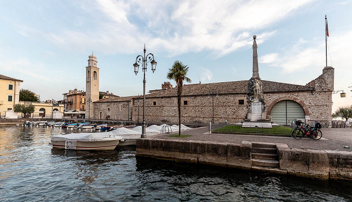 Lazise Centro storico: Porto Vecchio, Via Barbieri, Dogana Veneta, Chiesa di San Nicolò Monumento Commemorativo ai Caduti