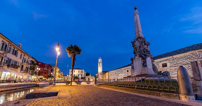 Lazise Centro storico: Via Barbieri mit dem Monumento Commemorativo ai Caduti, Dogana Veneta Chiesa di San Nicolò