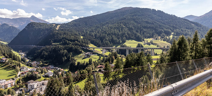 Wipptal mit Gries am Brenner, Brenner Autobahn A 13, Stubaier Alpen Tirol