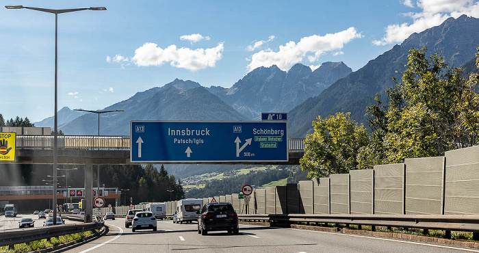 Brenner Autobahn A 13 mit der Autobahnausfahrt Schönberg-Stubaital Tirol