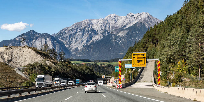 Brenner Autobahn A 13, Karwendel mit der Inntalkette (Nordkette) Tirol