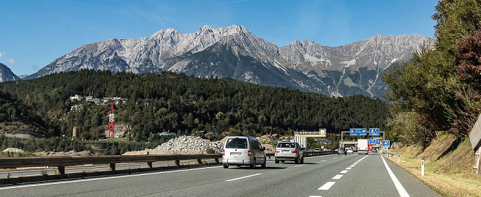 Brenner Autobahn A 13 mit Autobahnausfahrt Innsbruck-Süd, Karwendel mit der Inntalkette (Nordkette) Innsbruck