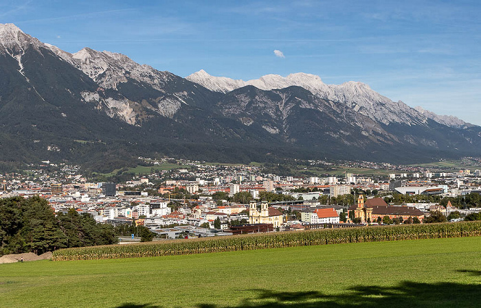 Innsbruck Karwendel mit der Inntalkette (Nordkette) Stift Wilten Stiftskirche Wilten Wiltener Basilika