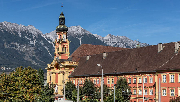 Innsbruck Stift Wilten mit der Stiftskirche Wilten Inntalkette (Nordkette) Karwendel