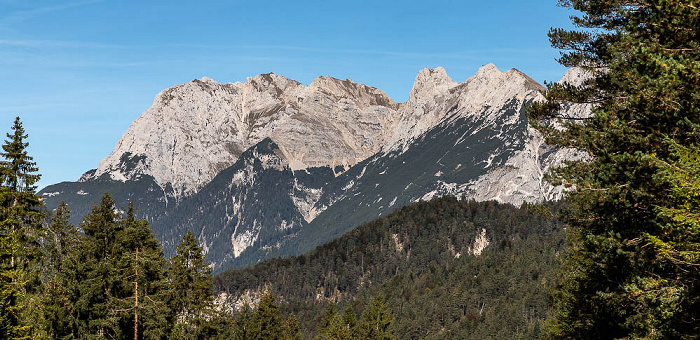 Nördliche Karwendelkette (Karwendel) mit v.l. Gerberkreuz, Westliche Karwendelspitze, Sulzleklammspitze, Kirchlspitze und Rotwandlspitze Tirol