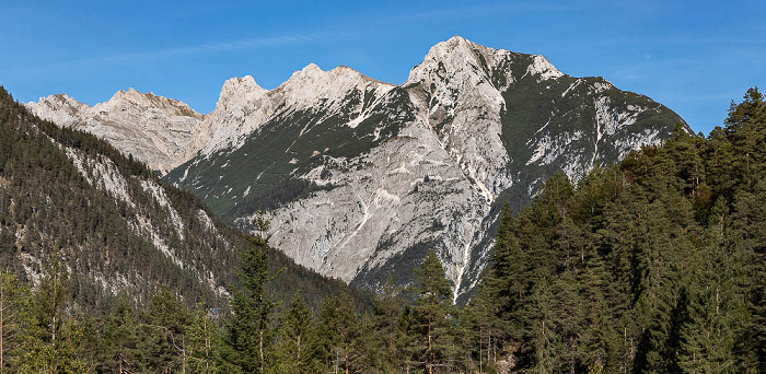 Nördliche Karwendelkette (Karwendel) mit v.l. Gerberkreuz, Westliche Karwendelspitze, Sulzleklammspitze, Kirchlspitze und Rotwandlspitze Tirol