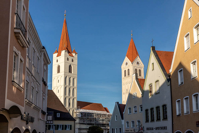 Moosburg an der Isar Stadtplatz (im Vordergrund), Johanniskirche (St. Johannes) (links), Kastulusmünster (St. Kastulus)