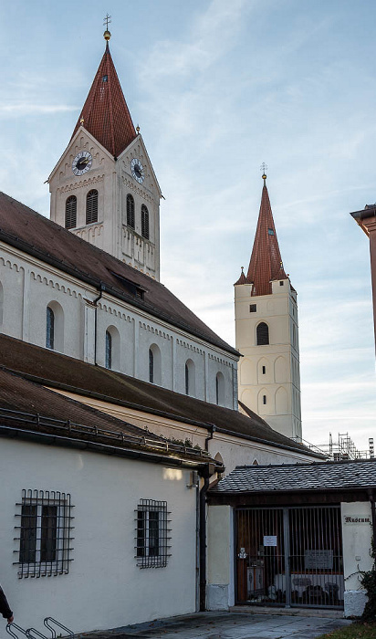Moosburg an der Isar Kastulusmünster (St. Kastulus) (links), Johanniskirche (St. Johannes) Heimatmuseum