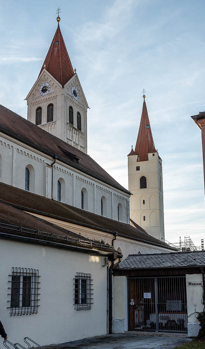 Kastulusmünster (St. Kastulus) (links), Johanniskirche (St. Johannes) Moosburg an der Isar