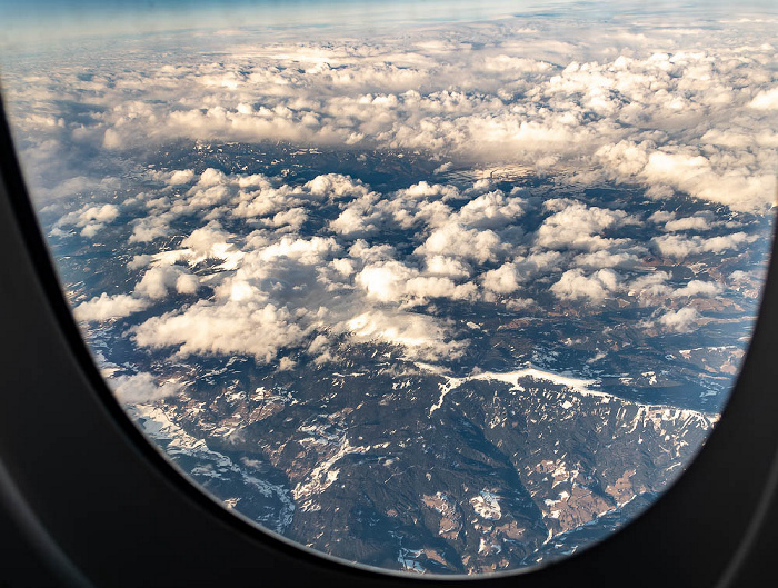 Kärnten (unten) / Steiermark: Gurktaler Alpen 2022-01-28 Flug UAE50 München Franz Josef Strauß (MUC/EDDM) - Dubai (DXB/OMDB) Luftbild aerial photo