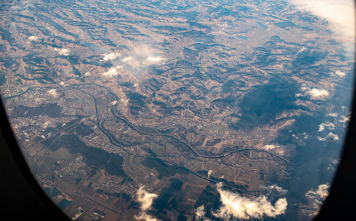 Slowenien Maribor (links), Drau (Drava) (oben), Kanal HE Zlatoličje (unten) 2022-01-28 Flug UAE50 München Franz Josef Strauß (MUC/EDDM) - Dubai (DXB/OMDB) Luftbild aerial photo