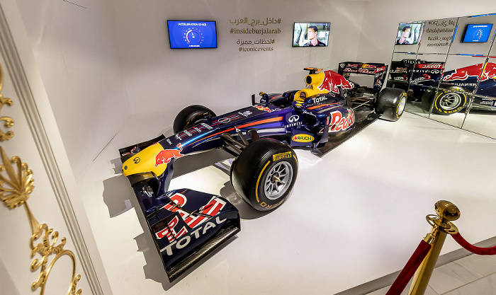 Burj Al Arab: Red Bull Formel 1 Fahrzeug Dubai