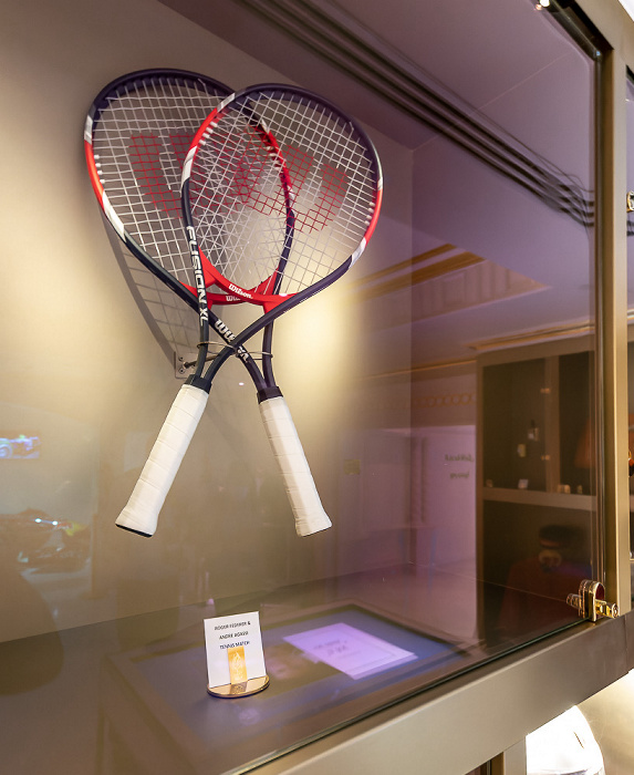 Dubai Burj Al Arab: Royal Suite: Tennisschläger von Roger Federer und Andre Agassi