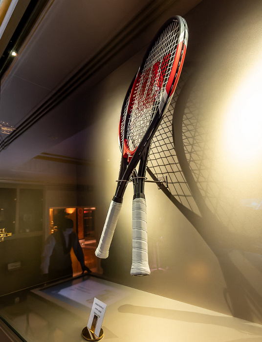 Dubai Burj Al Arab: Royal Suite: Tennisschläger von Roger Federer und Andre Agassi