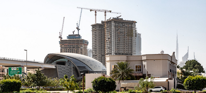 Dubai Metro Red Line mit der ADCB Metro Station Burj Khalifa Emirates Towers