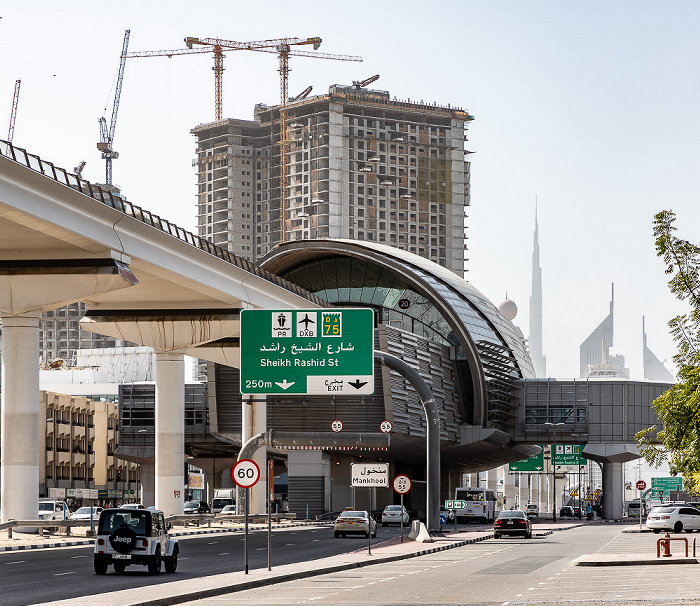 Sheikh Khalifa Bin Zayed Road, Dubai Metro Red Line mit der ADCB Metro Station Burj Khalifa Emirates Towers