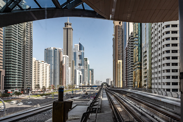 Blick aus der Financial Centre Metro Station: Dubai Metro Red Line und Dubai International Financial Centre Dubai