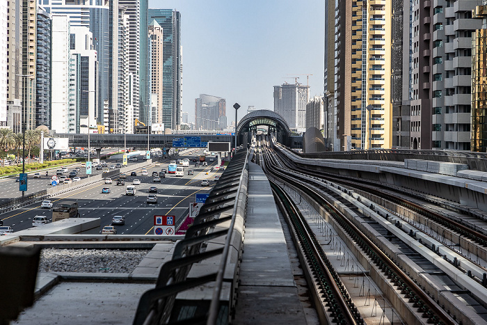 Blick aus der Financial Centre Metro Station: Dubai Metro Red Line und Dubai International Financial Centre Dubai