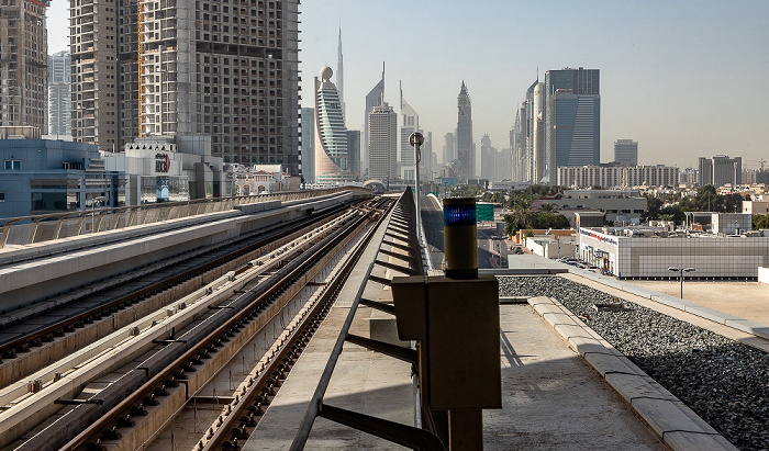 Blick aus der ADCB Metro Station: Dubai Metro Red Line, Trade Centre Burj Khalifa Emirates Towers Etisalat Tower 2