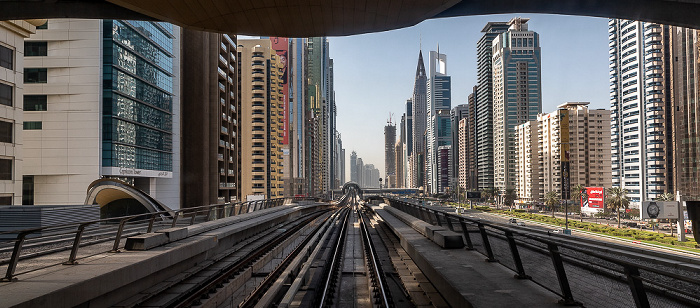 Dubai Metro Red Line, Trade Centre (vorne), Dubai International Financial Centre Financial Centre Metro Station