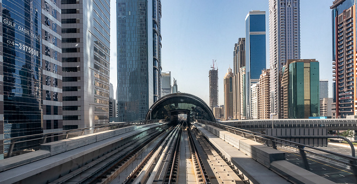 Dubai Metro Red Line mit der Financial Centre Metro Station, Dubai International Financial Centre