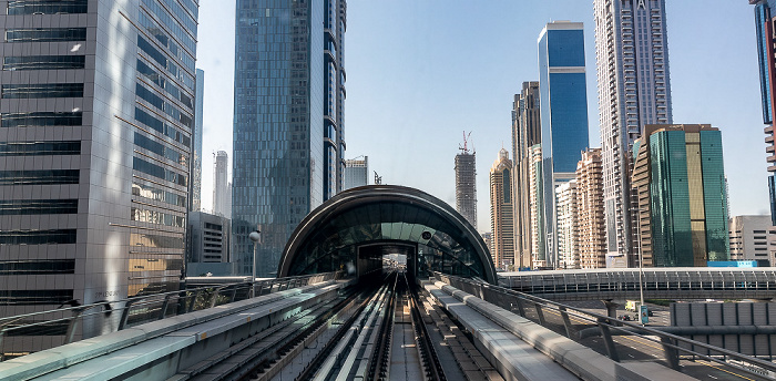 Dubai Metro Red Line mit der Financial Centre Metro Station, Dubai International Financial Centre Dubai
