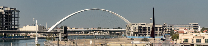 Blick aus der Dubai Metro Red Line: Dubai Canal mit einer der Dubai Water Canal Bridges Dubai