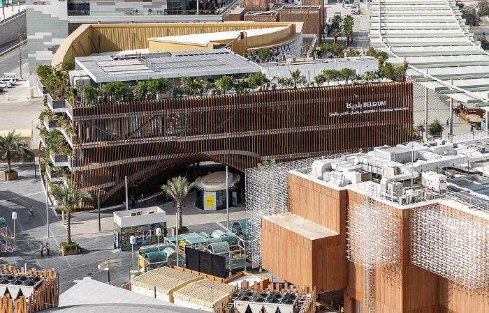 EXPO 2020 Dubai: Blick von Garden in the Sky - Belgischer Pavillon (links) und Polnischer Pavillon Dubai