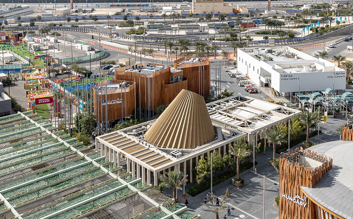 EXPO 2020 Dubai: Blick von Garden in the Sky - Irischer Pavillon (vorne) und Malaysischer Pavillon Dubai