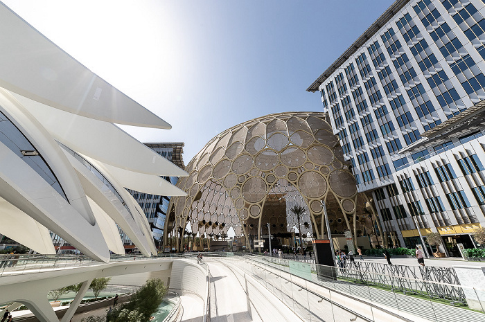 EXPO 2020 Dubai: Pavillon der Vereinigten Arabischen Emirate (links) und Al Wasl Plaza Dubai