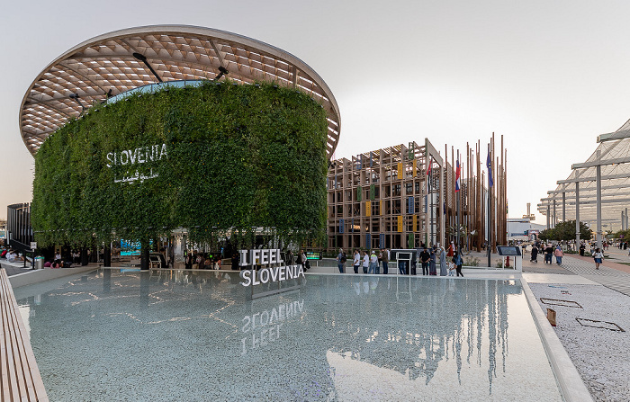 EXPO 2020 Dubai: Slowenischer Pavillon (links) und Litauischer Pavillon Dubai