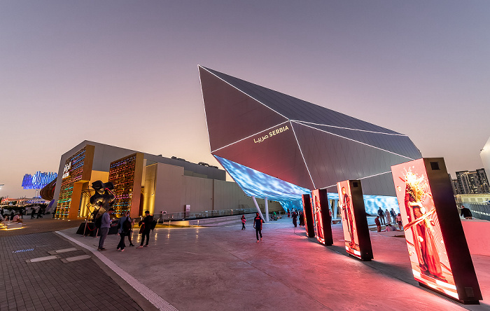 EXPO 2020 Dubai: Serbischer Pavillon (rechts) und Algerischer Pavillon Dubai
