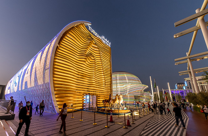 EXPO 2020 Dubai: Turkmenischer Pavillon (links) und Russischer Pavillon Dubai
