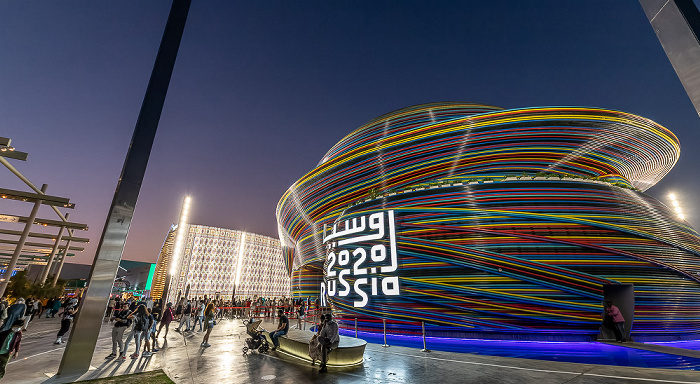 EXPO 2020 Dubai: Russischer Pavillon (rechts) und Turkmenischer Pavillon Dubai