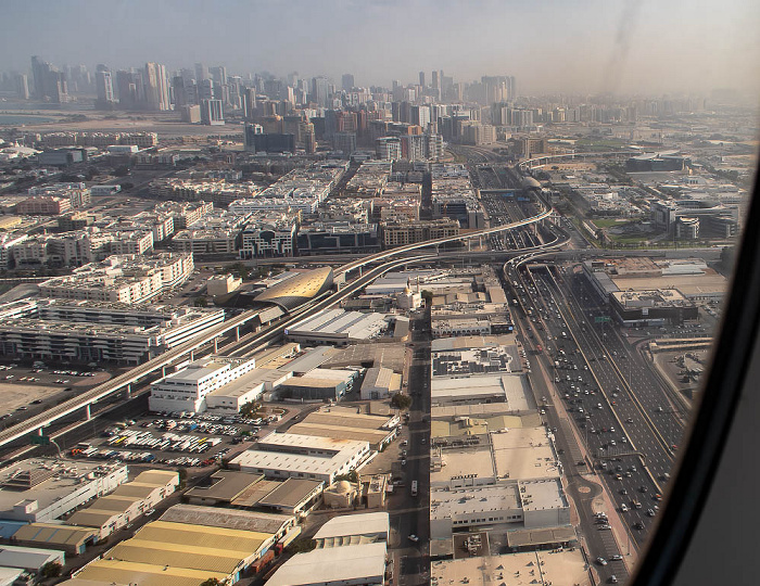 Deira mit der Al Ittihad Road und der Green Line Metro mit der Abu Hail Metro Station (links von der Bildmitte) und der Al Qiyadah Metro Station (rechts oben) Dubai