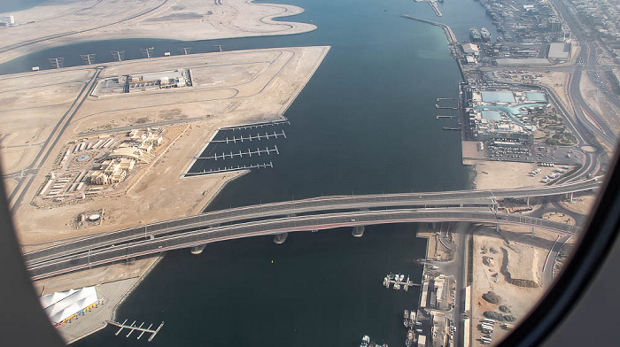 Deira Island, Dubai Creek mit der Deira Island Bridge, Deira mit dem Waterfront Market und der Al Khaleej Street 2022-02-02 Flug UAE49 Dubai (DXB/OMDB) - München Franz Josef Strauß (MUC/EDDM) Luftbild aerial photo