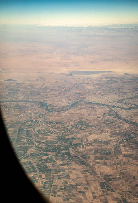 Wasit Governorate - Kut, Tigris, Shaṭṭ al-Gharrāf (rechts) 2022-02-02 Flug UAE49 Dubai (DXB/OMDB) - München Franz Josef Strauß (MUC/EDDM) Luftbild aerial photo