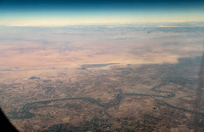 Wasit Governorate - Kut, Tigris, Shaṭṭ al-Gharrāf (rechts unten) 2022-02-02 Flug UAE49 Dubai (DXB/OMDB) - München Franz Josef Strauß (MUC/EDDM) Luftbild aerial photo