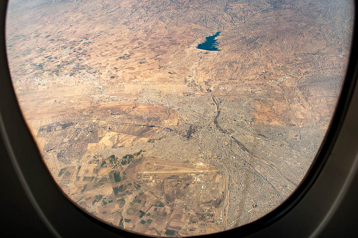 Kirkuk Governorate - Kirkuk, Stausee am Khasa River 2022-02-02 Flug UAE49 Dubai (DXB/OMDB) - München Franz Josef Strauß (MUC/EDDM) Luftbild aerial photo
