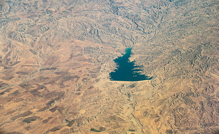 Kirkuk Governorate - Stausee am Khasa River 2022-02-02 Flug UAE49 Dubai (DXB/OMDB) - München Franz Josef Strauß (MUC/EDDM) Luftbild aerial photo