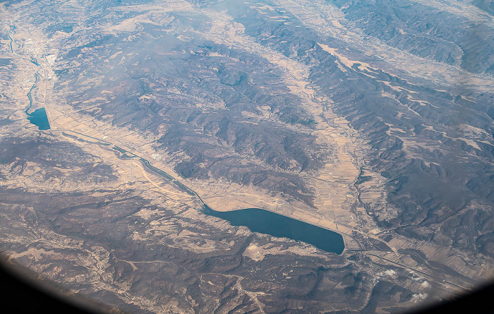 Rumänien Tag des Argeș (v.l.): Zigoneni Argeș, Acumularea Vâlcele 2022-02-02 Flug UAE49 Dubai (DXB/OMDB) - München Franz Josef Strauß (MUC/EDDM) Vâlsan Luftbild aerial photo