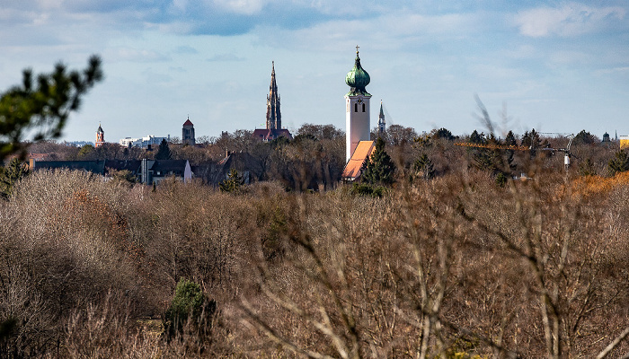 Blick vom Ostparkhügel (von vorne): Wallfahrtskirche St. Maria (Ramersdorf), Heilig-Kreuz-Kirche (Giesing), Kirche Maria Königin des Friedens und Lutherkirche München