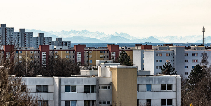Blick vom Ostparkhügel: Neuperlach und Alpenkette München
