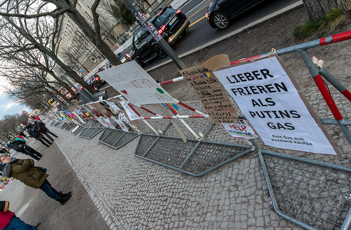 Unter den Linden: Proteste gegen den russischen Krieg in der Ukraine Berlin