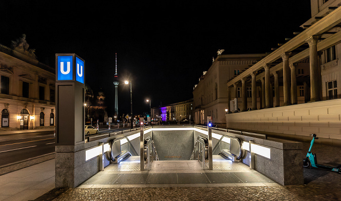 Unter den Linden: Eingang zum U-Bahnhof Museumsinsel Berlin