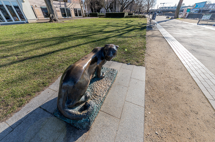 Köpenicker Altstadt: Luisenhain - Skulptur Pantherkatze Berlin