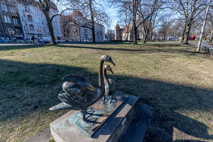 Köpenick: Platz des 23. April - Skulptur Zwei Schwäne Berlin
