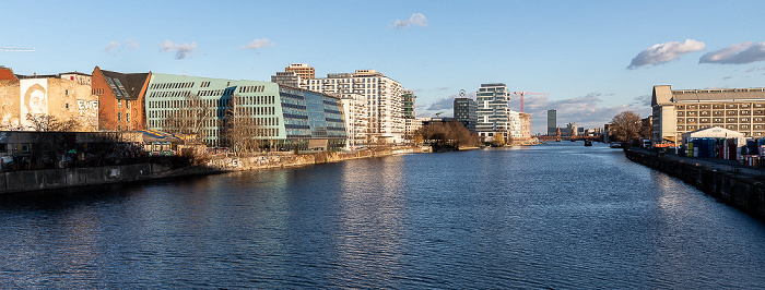 Blick von der Schillingbrücke (v.l.): Friedrichshain, Spree, Kreuzberg Berlin
